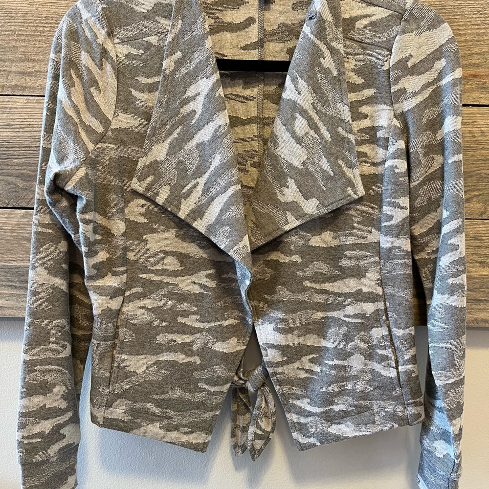 Casual comfortable jacket.  Greys & cream. Tie in the back.